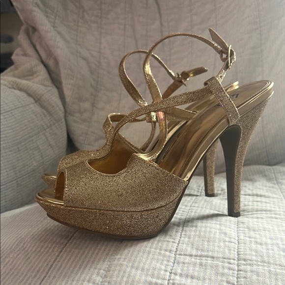 FIONI Elegant Gold Glitter Heels - Picture 3 of 3